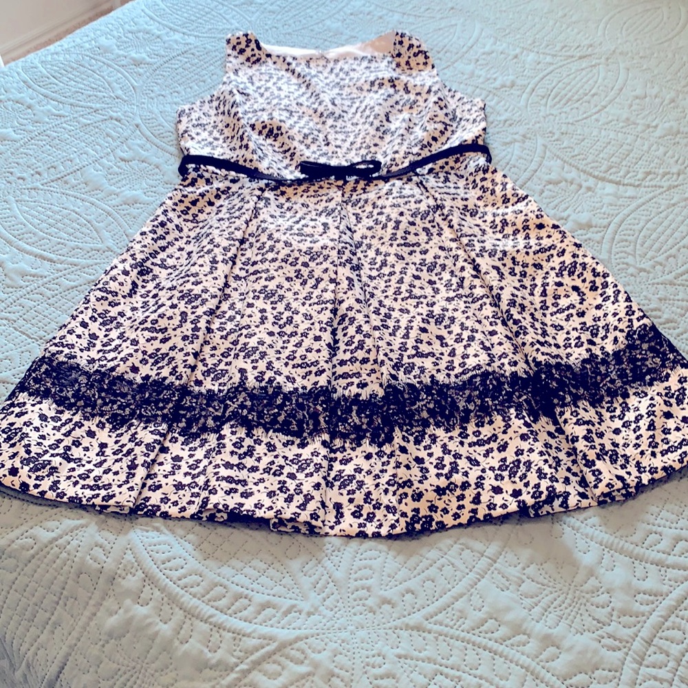 Black and white Danny and Nicole sleeveless dress